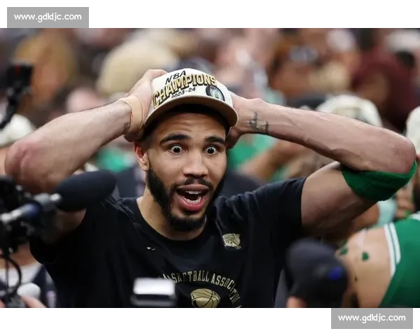 塔图姆术后穿保护靴启动力量训练:科学康复与冠军基因的双重博弈 塔图姆术后穿保护靴启动力量训练:科学康复与冠军基因的双重博弈