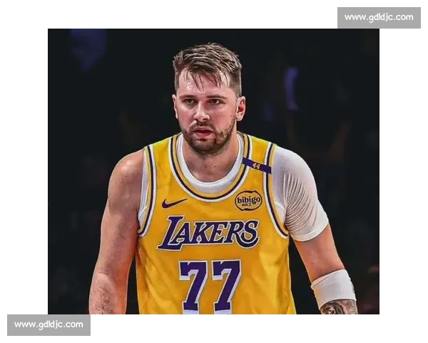 42 分封神夜!东契奇赛后采访遭媒体围堵 42 分封神夜!东契奇赛后采访遭媒体围堵